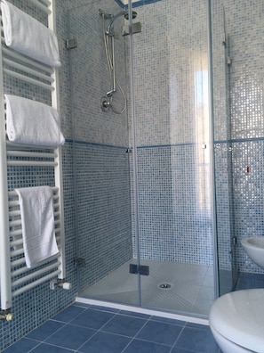 Apartment | Bathroom | Free toiletries, hair dryer, bathrobes, slippers - Relais Forti (Foligno)