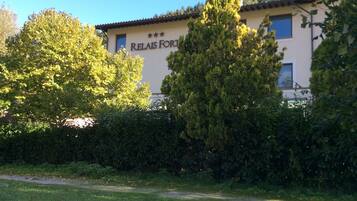 Un edificio con un letrero que dice "RELAIS FORI".