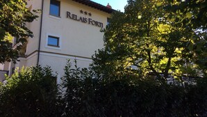 Un edificio con el letrero "RELAIS FORTI".