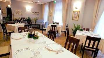 Se sirven desayunos, comidas y cenas con vista al jardín