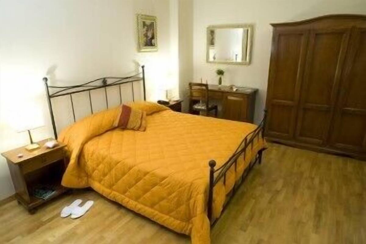 Classic Room | Minibar, in-room safe, desk, WiFi (free)