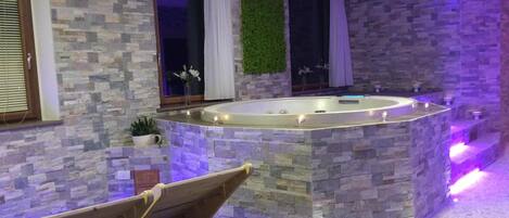 Een sauna, een bubbelbad, een stoombad, een Turks bad/hammam