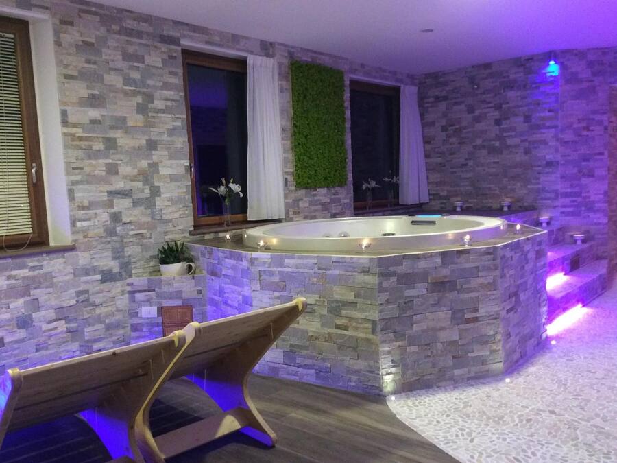 Sauna, hot tub, steam room, Turkish bath/hammam, hydrotherapy