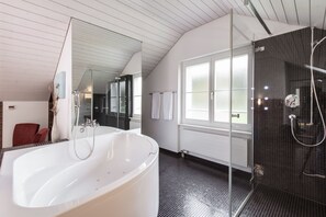 Suite | Bathroom | Hair dryer, towels - Hotel Thorenberg (Lucerne)