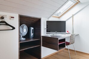 Einzelzimmer | Zimmersafe, Schreibtisch, kostenloses WLAN, Bettwäsche