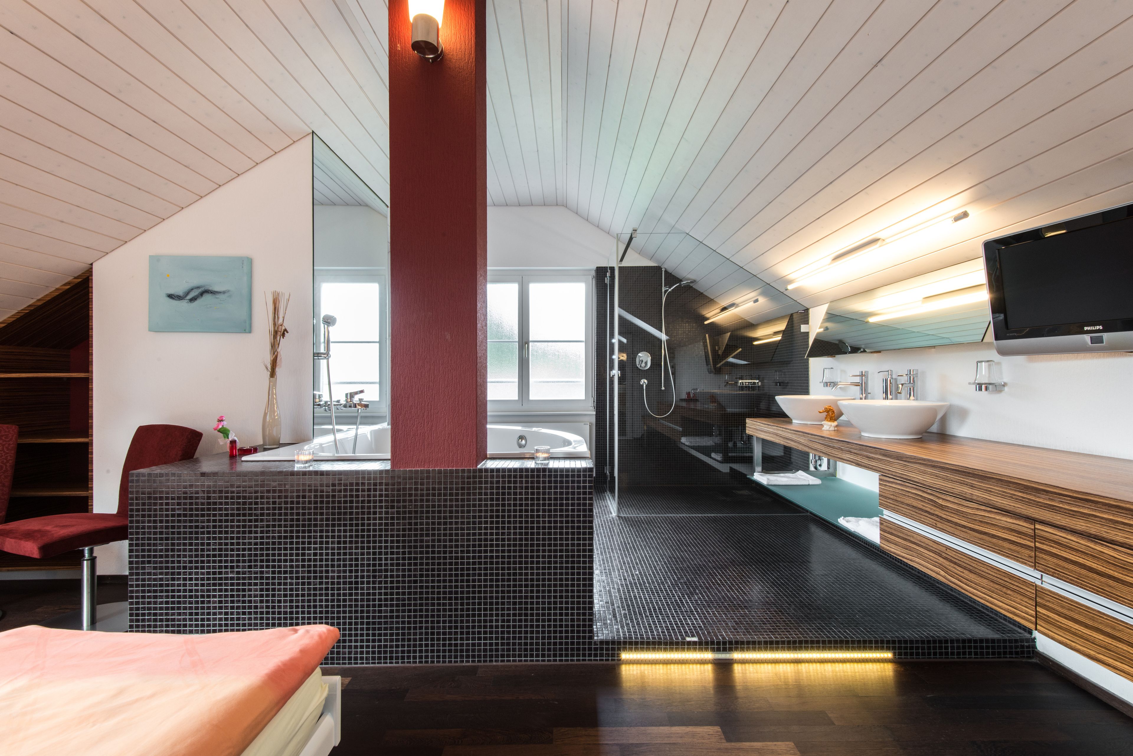 suite | in-room safe, desk, free wifi, bed sheets