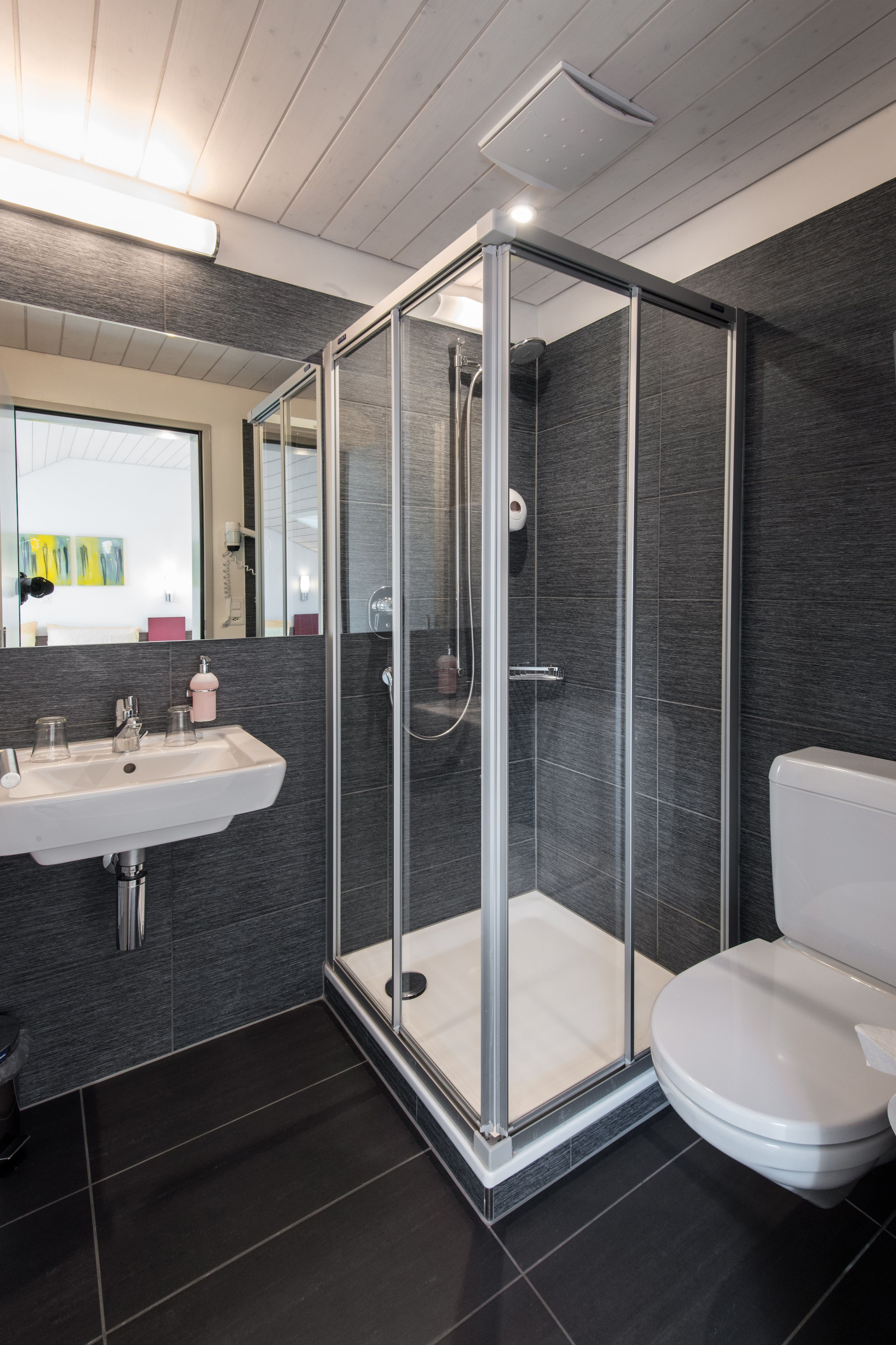 single room | bathroom shower