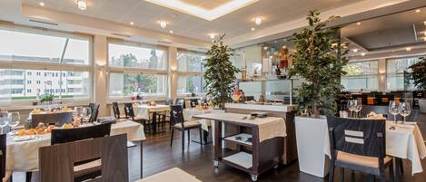 Free daily buffet breakfast