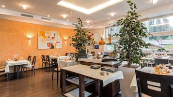 Se sirven desayunos, almuerzos, cenas y cocina local