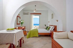 Soundproofing, free cribs/infant beds, free WiFi, bed sheets - Pirgos Stelida Hotel (Naxos)
