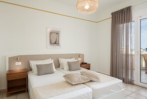 Suite, vistas a la piscina | Ropa de cama hipoalergénica, caja fuerte, escritorio y cortinas opacas