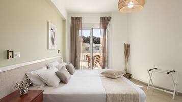 Suite, vista a la alberca | 2 habitaciones y ropa de cama hipoalergénica