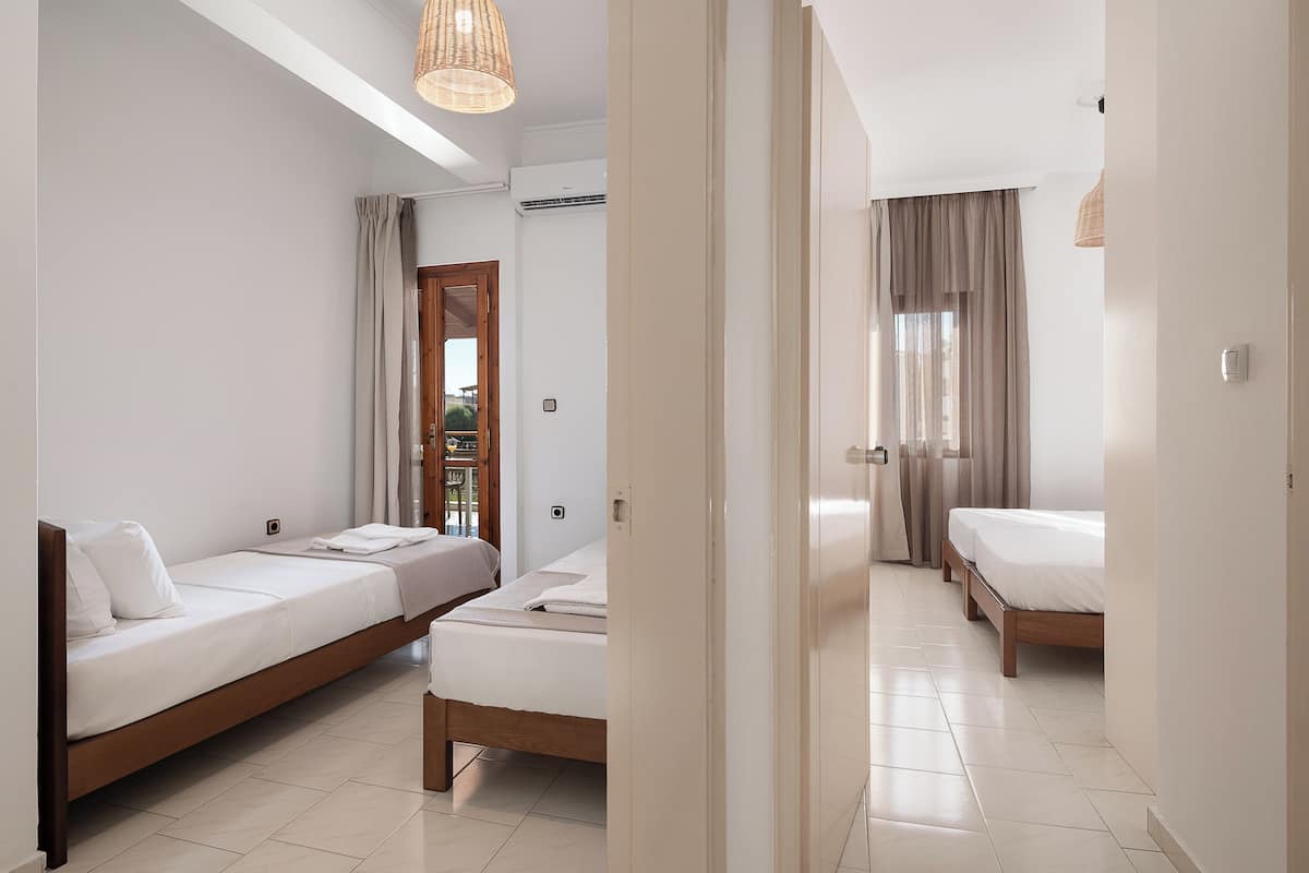 Hypo-allergenic bedding, in-room safe, desk, blackout curtains