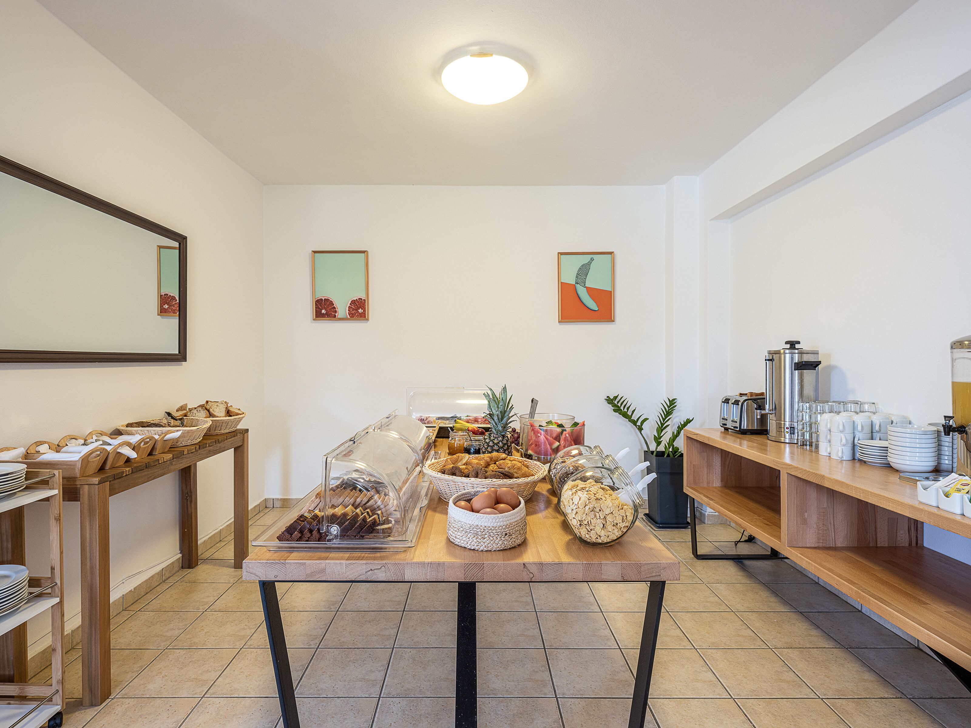 Un bufé de desayuno con diversos alimentos y bebidas.
