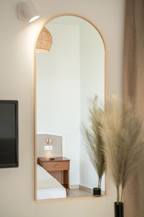 Suite, vistas a la piscina | Ropa de cama hipoalergénica, caja fuerte, escritorio y cortinas opacas