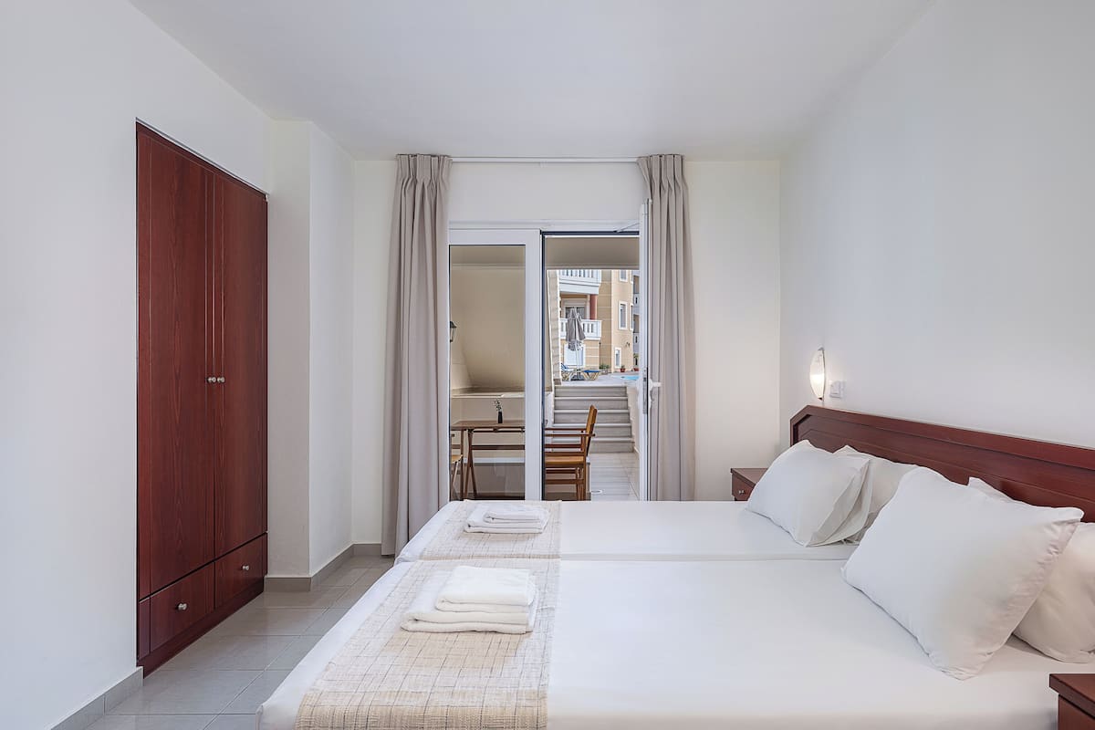 Hypo-allergenic bedding, in-room safe, desk, blackout curtains