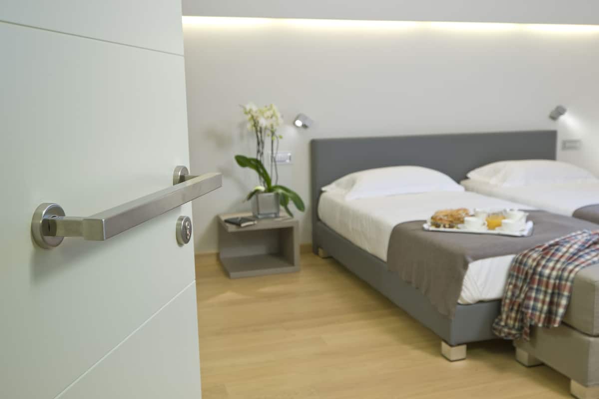 standard room, 2 single beds | premium bedding, down duvets, minibar, in-room safe