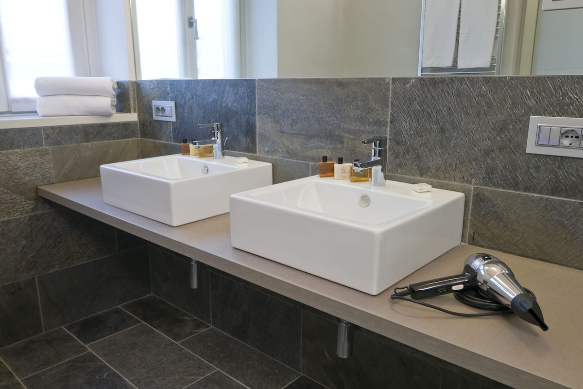 shower, rainfall showerhead, free toiletries, hair dryer