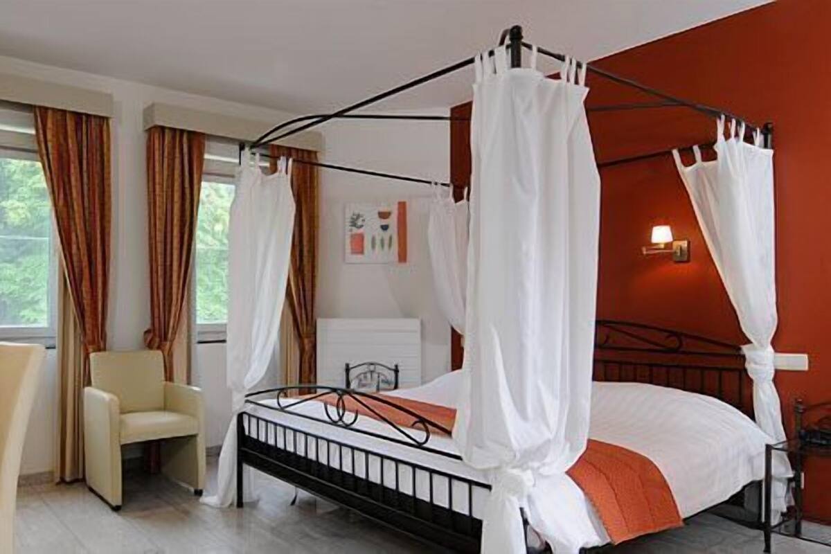 Minibar, in-room safe, desk, WiFi (free)