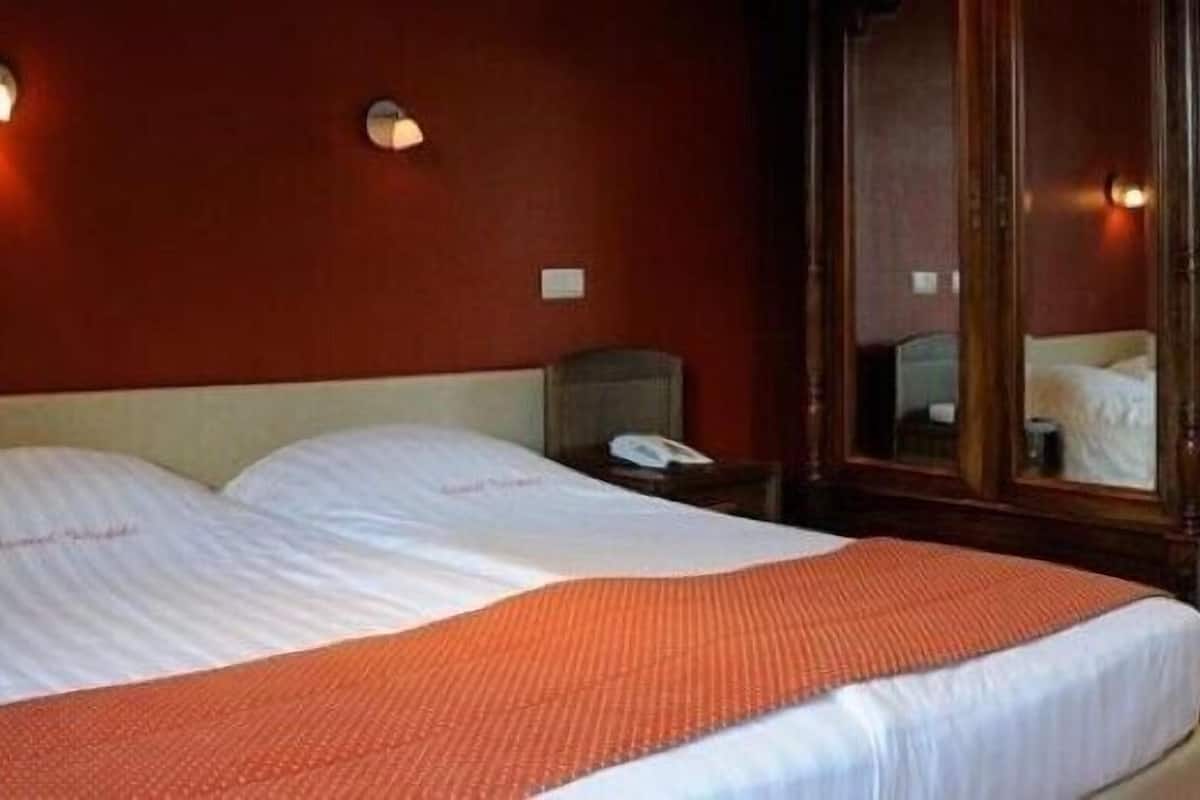 Minibar, in-room safe, desk, free cots/infant beds