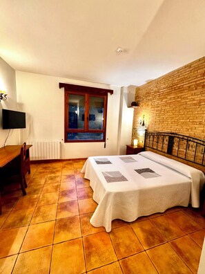 Comfort Double Room, Mountain View | Desk, free WiFi, bed sheets