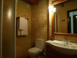 Twin Room | Bathroom | Free toiletries, hair dryer, towels