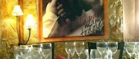 Petit déjeuner et déjeuner servis sur place, spécialités Cuisine locale