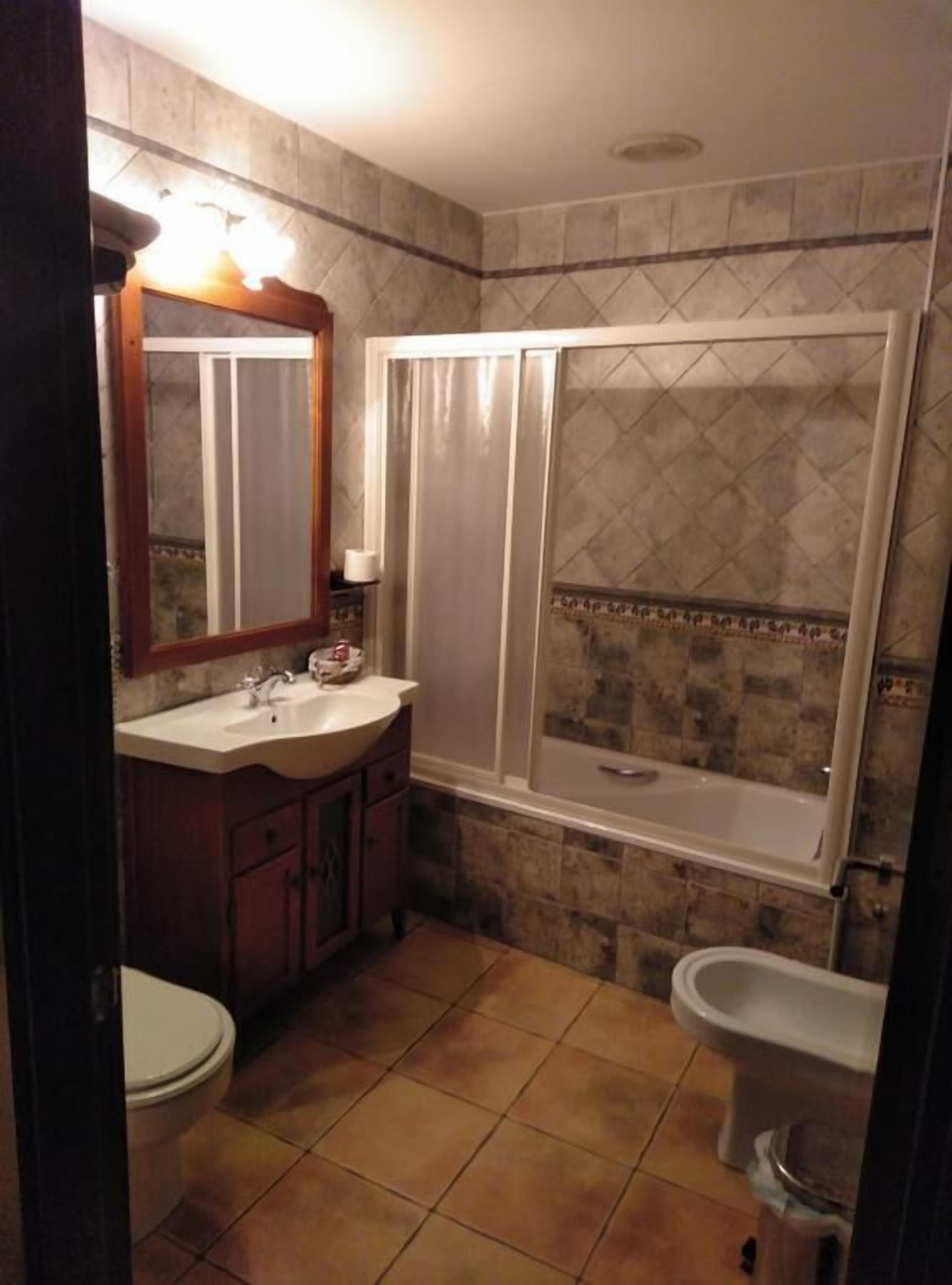 Un baño con ducha, inodoro y lavamanos.