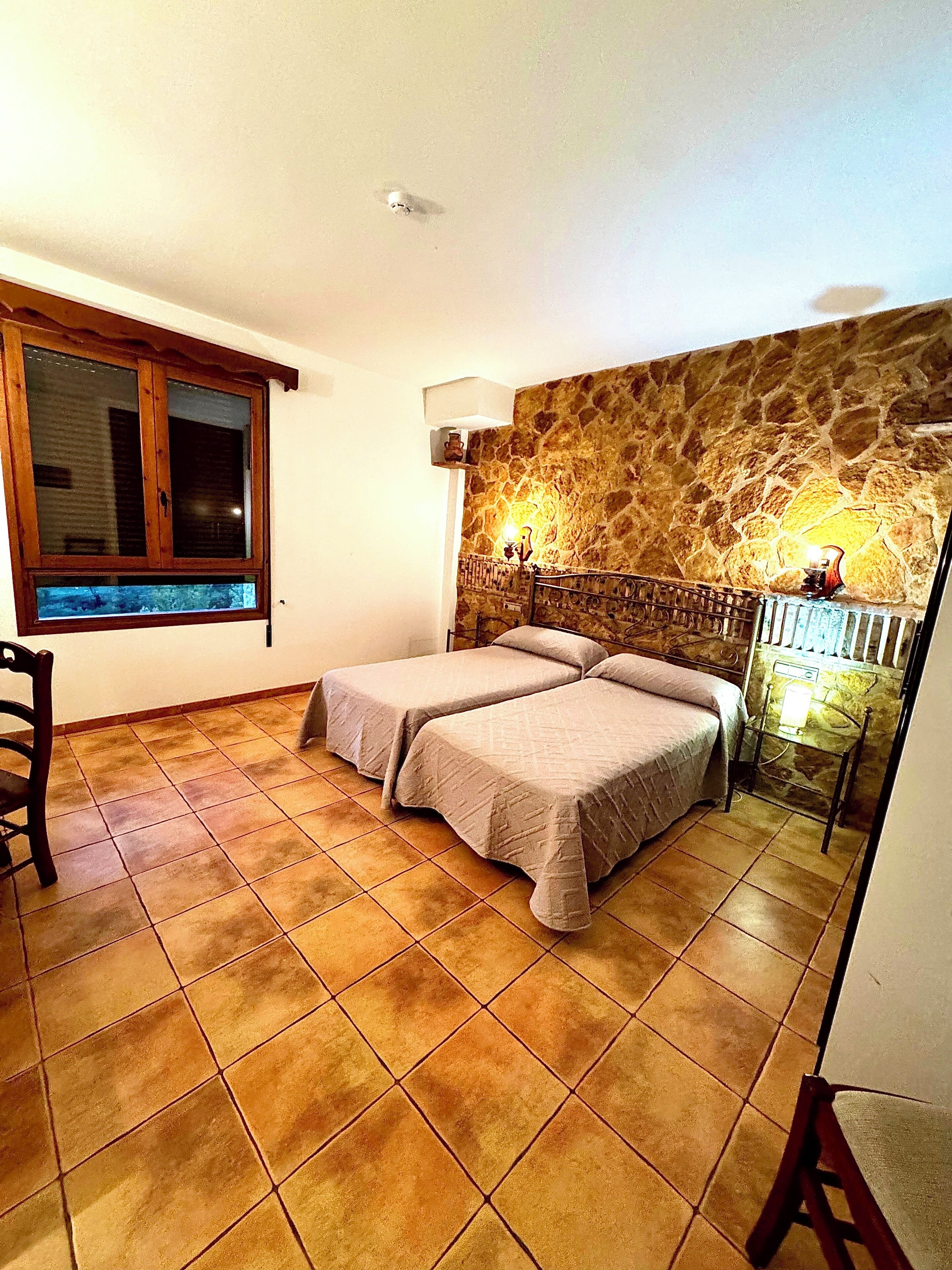 Classic Twin Room, Mountain View | Free WiFi, bed sheets, wheelchair access