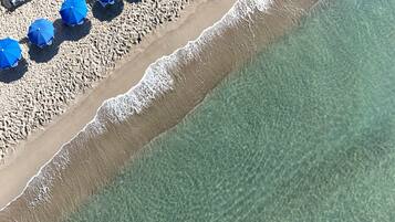 Spiaggia privata, lettini da mare, ombrelloni, teli da spiaggia