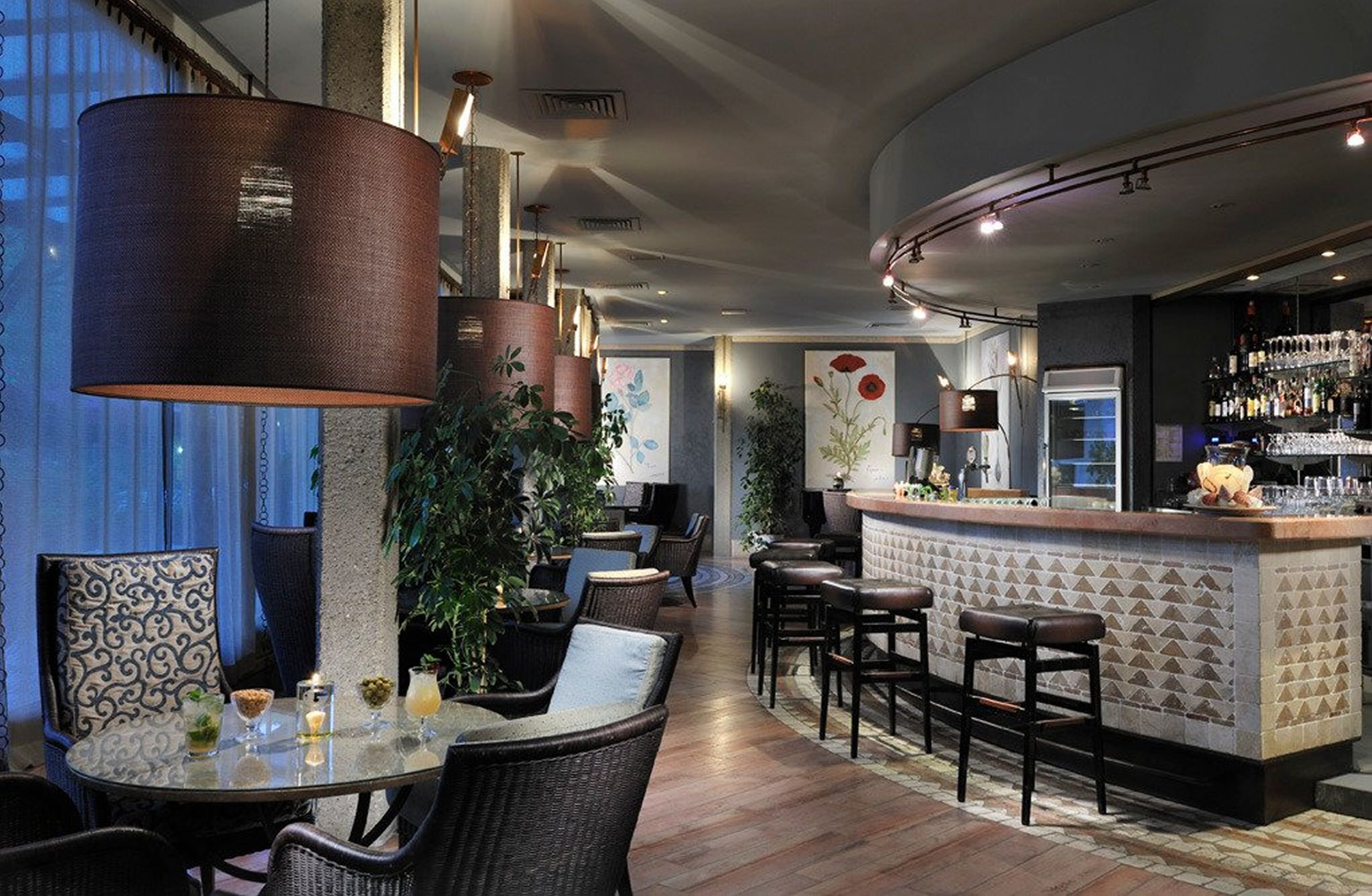 2 bars/lounges, beach bar