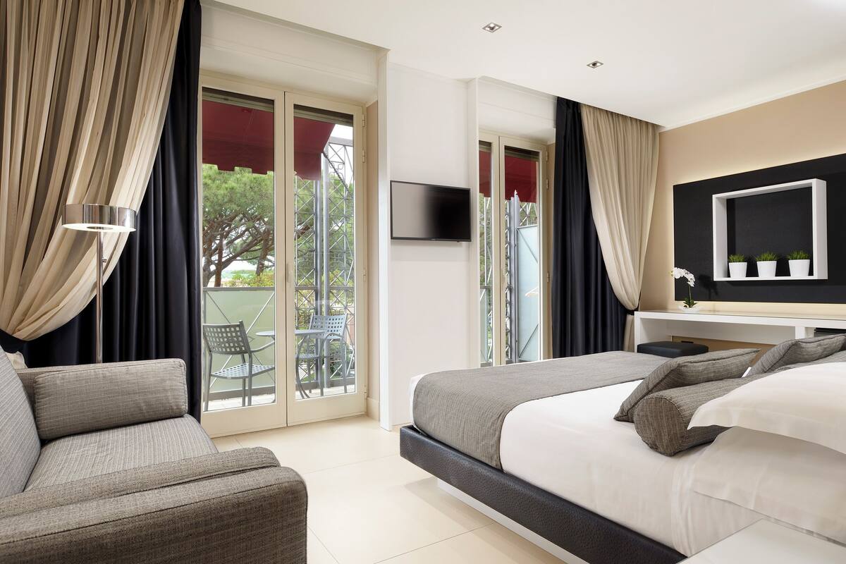 Premium bedding, minibar, in-room safe, individually furnished