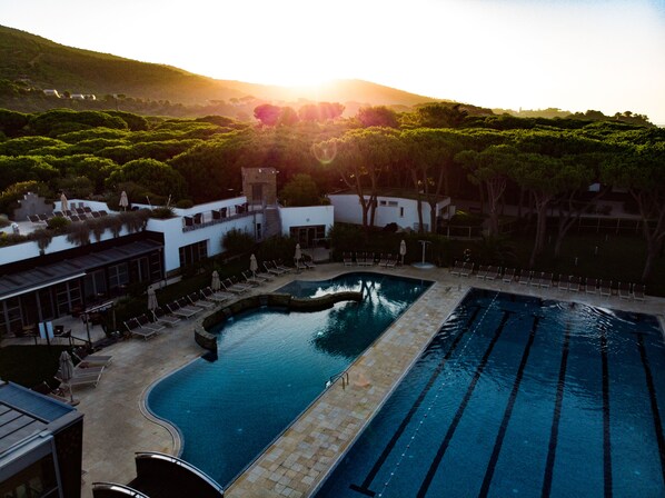 Indoor pool, 2 outdoor pools, pool loungers