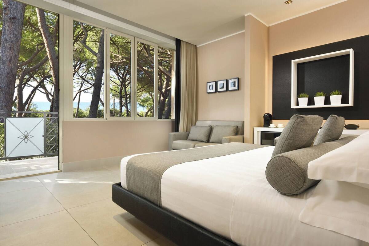 Premium bedding, minibar, in-room safe, individually furnished