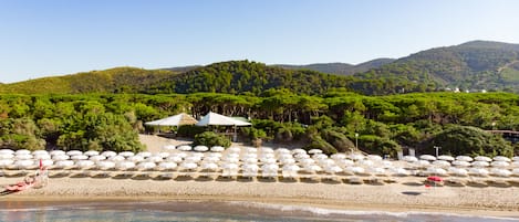 Spiaggia privata, lettini da mare, ombrelloni, teli da spiaggia