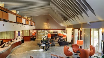 2 bars/lounges, cocktail bar