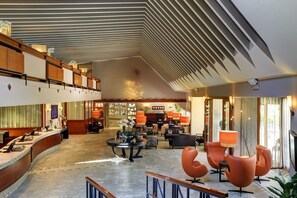 2 bars/lounges, cocktail bar