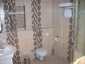 Suite | Badezimmer | Kostenlose Toilettenartikel, Haartrockner, BademÀntel, Hausschuhe