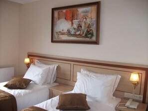 Pillowtop beds, minibar, in-room safe, desk - Sultan Palace Hotel (Istanbul)