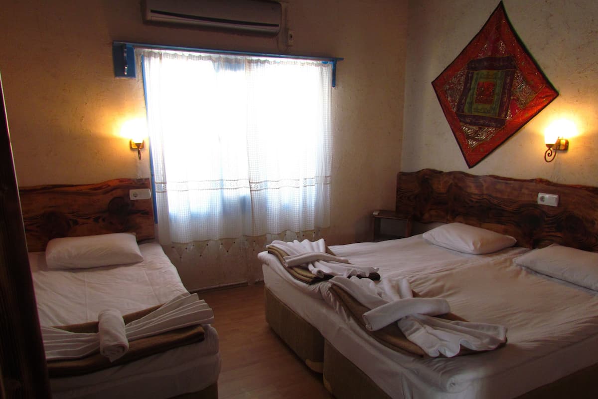 Triple Room | Free WiFi, bed sheets
