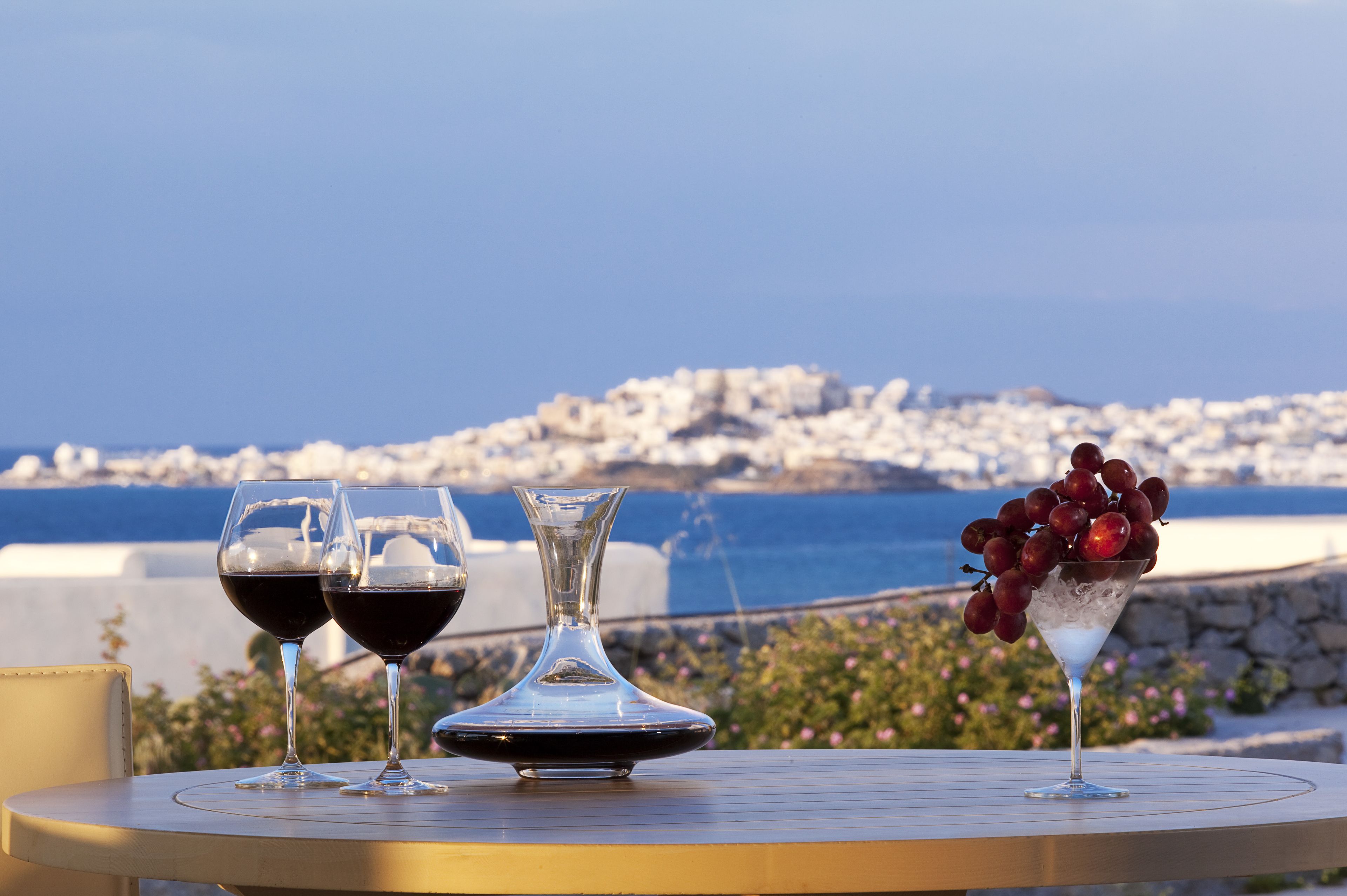 Se sirven desayunos, comidas y cenas con vista a la alberca 
