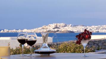 Se sirven desayunos, comidas y cenas con vista a la alberca
