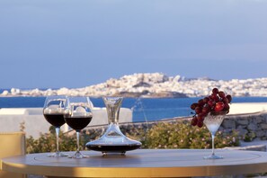 Breakfast, lunch, dinner served; pool views 