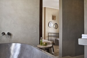 Artículos de tocador de diseñador, secador de pelo, batas, pantuflas