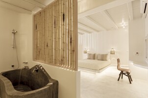 Ropa de cama hipoalergénica y caja de seguridad en la habitación 