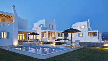 Vista frontal de la propiedad por la tarde o noche