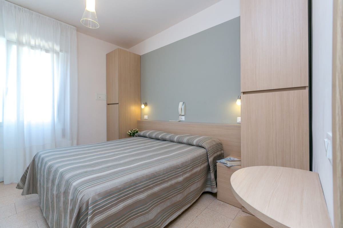 Eenpersoonskamer | Een kluis op de kamer, een bureau, gratis wifi, beddengoed