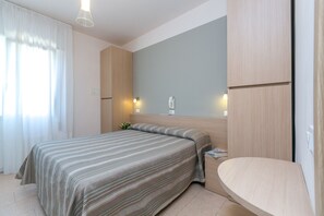 Quarto solteiro | Cofres nos quartos, escrivaninha, cortinas blackout, Wi-Fi de cortesia