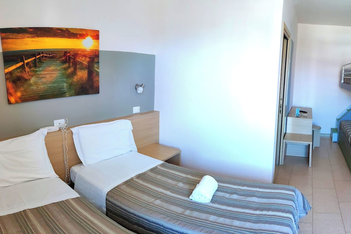 Quadruple Room | In-room safe, desk, free WiFi, bed sheets