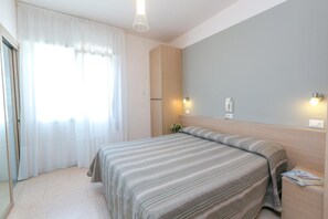 In-room safe, desk, free WiFi, bed sheets - Hotel Colonna (Jesolo)